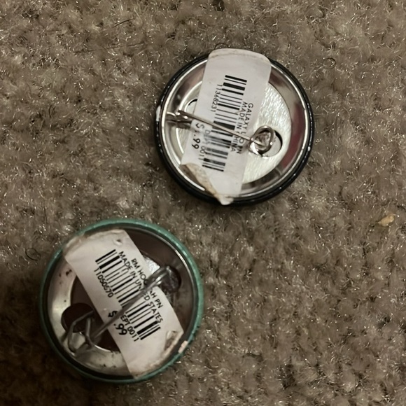 Random pins - Picture 2 of 2